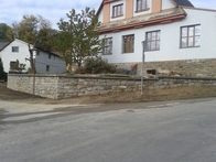 Opravená zeď v Jiříně - celkový pohled